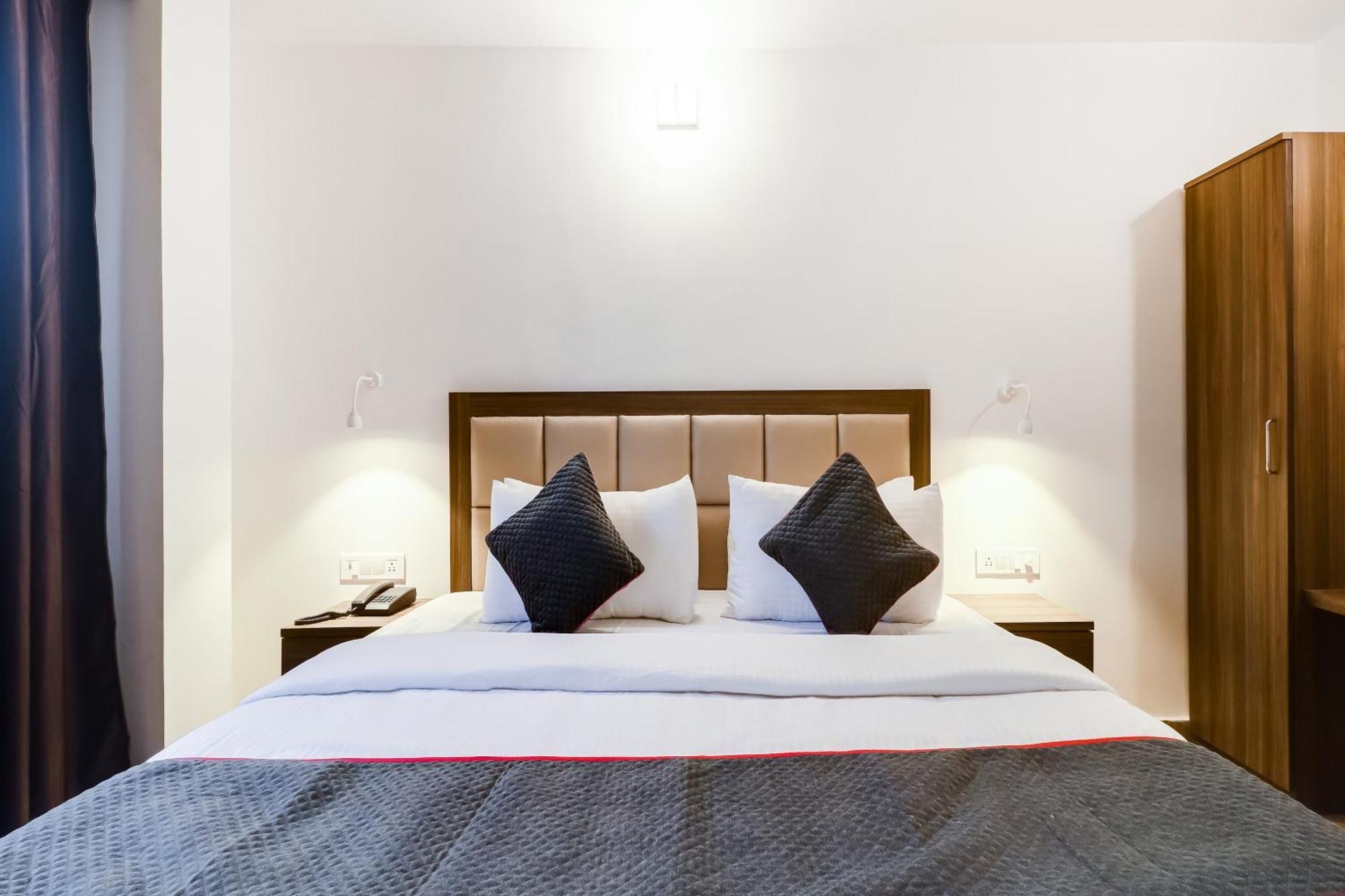 Townhouse Townhouse Clark Inn ปัฏนา ภายนอก รูปภาพ